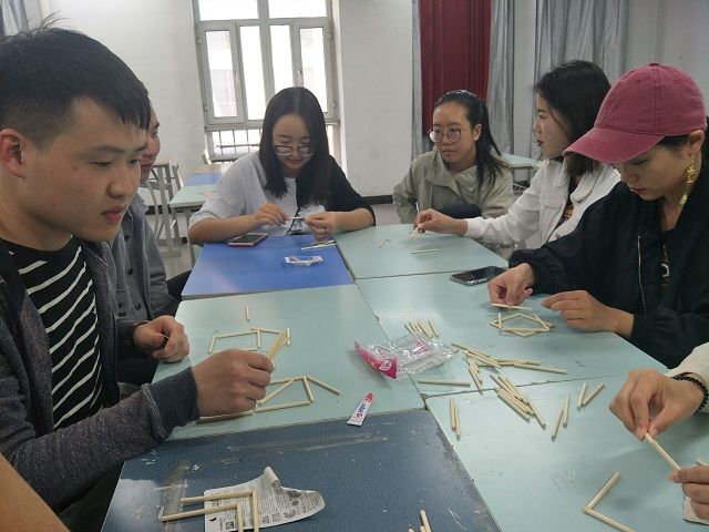 【完满班级】创意无限 开发趣味——艺术传媒学院环设1601、1605班举办“我型我塑”木棍拼接创意活动