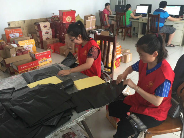 【三下乡】经管系三下乡志愿者深入仓库工作