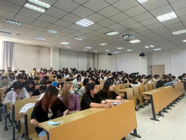 【辅导员说完满】共赴未来 共铸梦想——经济与管理学院开展“扬就业之帆 启梦想之旅”主题年级会