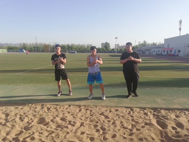 【完满班级】激情跳跃 燃烧斗志——青春无畏，冲破天空“数据1801班”沙坑跳远比赛