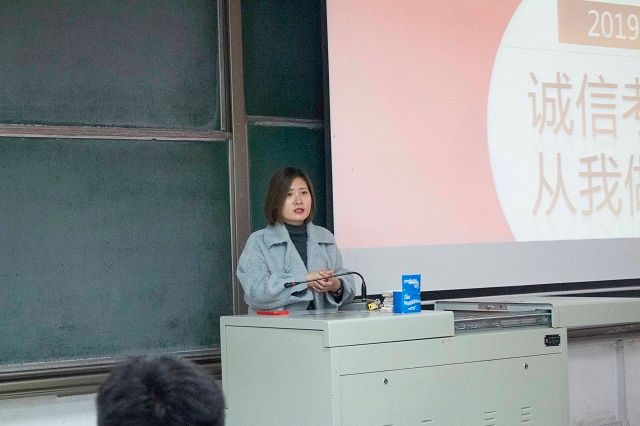 诚信考试 安全出行——食品与环境学院2017级年级会