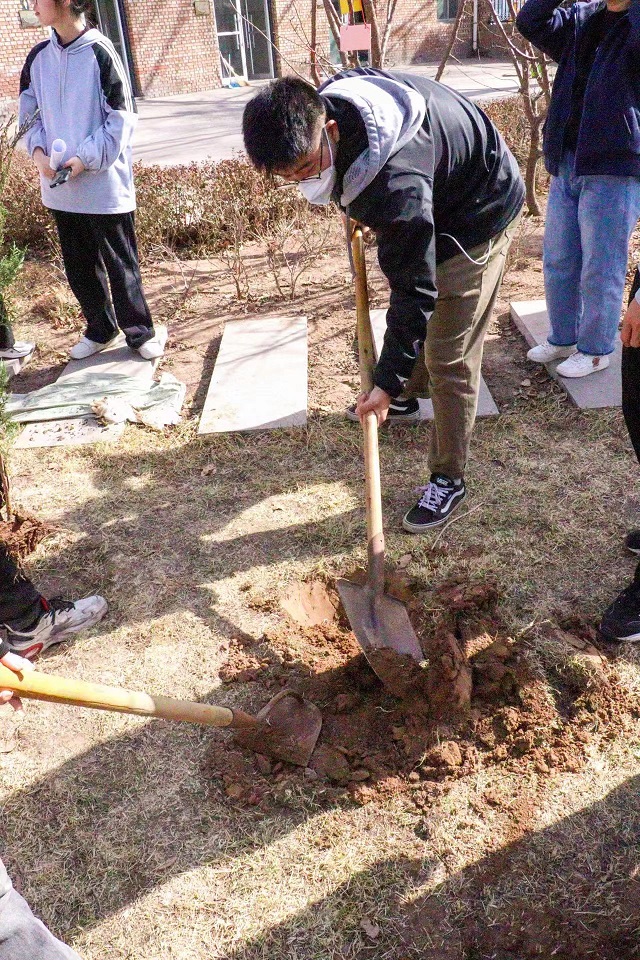 植树增绿 党旗增辉——远景学院植树节主题活动