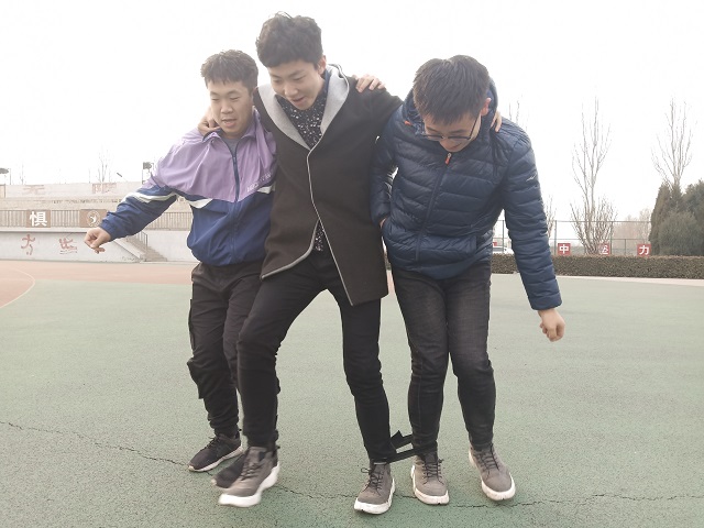 【完满班级】“三人四足”趣味运动——数据1801班“我的青春 我的style”班级活动