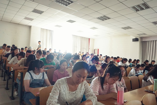 【辅导员说完满】梦想与众不同 奋斗改变命运——食品与环境学院2015级年级会