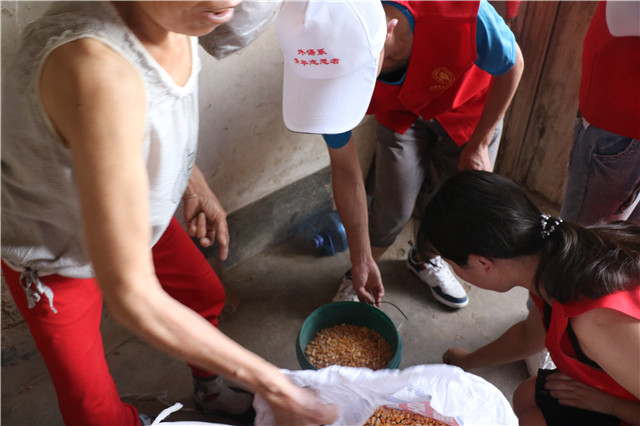 【三下乡】志愿者风采：让我们做一天您的孩子吧