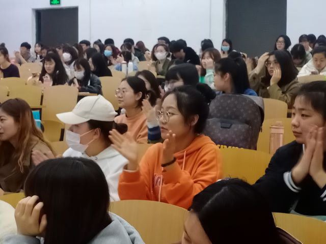 【辅导员说完满】随求知之路 寻梦想航道——“放眼未来 蓄势待发”商务英语学院2022届毕业生主题年级会