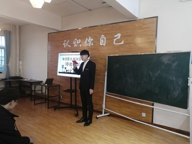 接过钢枪 砥砺前行——食品与环境学院“回望影史 经典重现”系列第四期《举起手来》