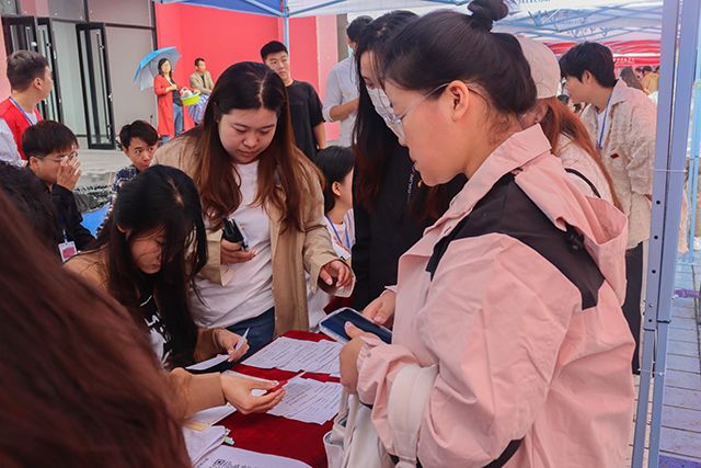 【迎新纪实】咔嚓:定格“迎新家校互动”的第一个画面