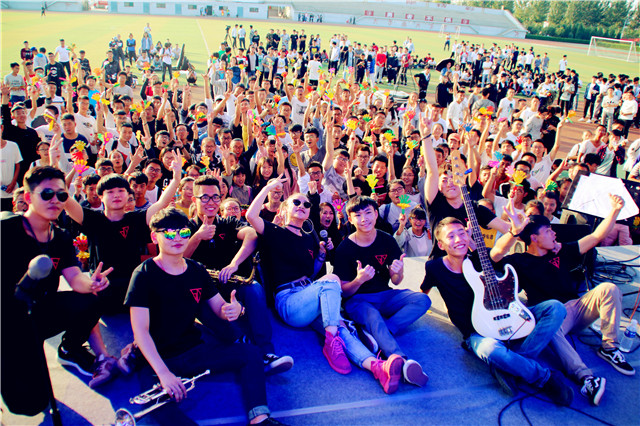 【音乐节·无边】不屈的意志 痛苦的信仰 疯狂的摇滚——“2017 无边”第五届校园摇滚音乐节