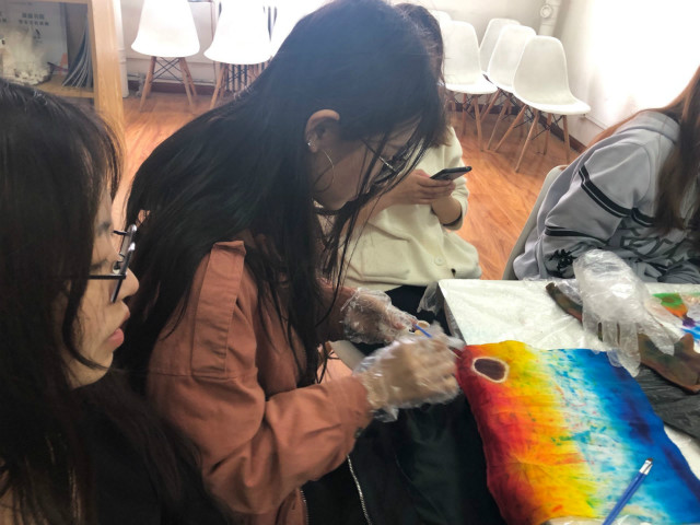 【完满班级】邂逅扎染 静待花开——物流1901班“地球日活动”