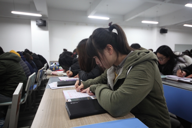 艺术传媒系举办“笔尖上的恩情”游子写家书活动