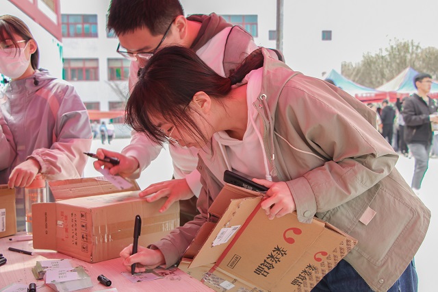 热闹极了！“‘盒’我‘益’起，拥抱绿色”——首届环保志愿服务集市活动成功举办