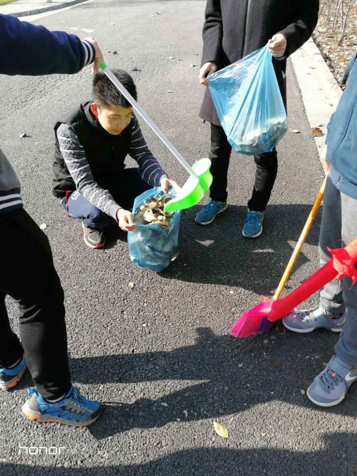 【完满班级】扫秋叶斯 暖阳入心——环境科学与食品工程系食安1701举办完满班级活动