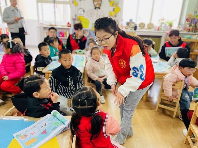 春日暖童心 小教师护成长——艺术传媒学院“七彩故事会”儿童成长关爱行动