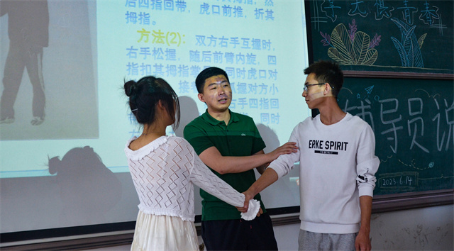 【辅导员说完满】晓刚柔并济 享无惧青春——淬炼·国际商学院2022级辅导员说完满活动