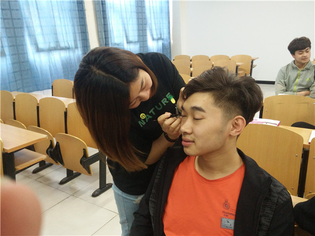 【完满班级】创意人生 百变造型——智能工程学院电气1605班化妆比赛