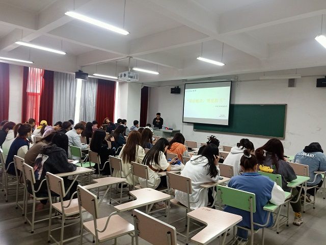 【完满班级】仰而赋诗 博览群书——艺术传媒学院环设1903班举办诵诗会活动