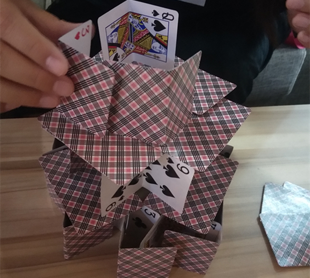 【完满班级】用纸牌搭起趣味之桥——信息工程学院网工1701班搭建塔牌活动