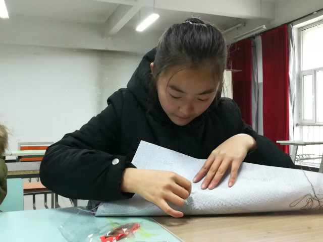 【完满班级】盛行十字绣的中华文化——艺术传媒系产品1601班、服装1601班创想信院刺绣活动