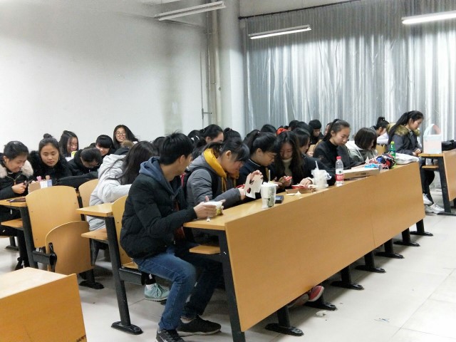 【完满班级】巧手打造废杂物  奇思妙想改新颜——淬炼商学院“创”享青春主题活动（二十三）