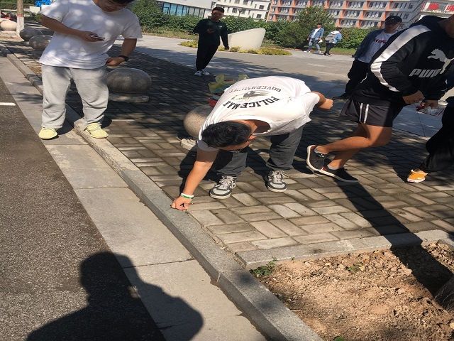 【完满班级】“保护环境 捡拾垃圾”校园清理垃圾活动——艺术传媒学院产品1601完满班级活动