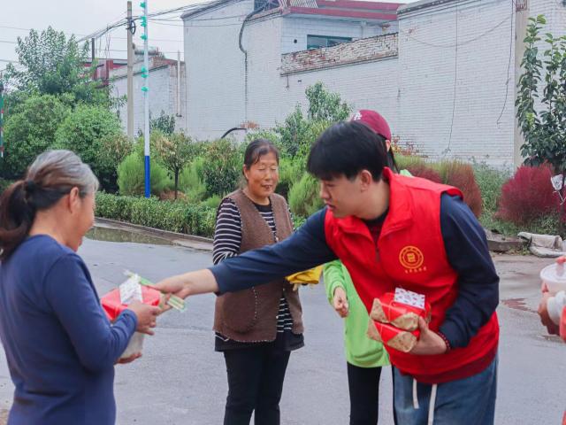 情浓溢中秋 煮饺话团圆——艺术传媒学院“太平庄公益慰问”专项志愿者服务队