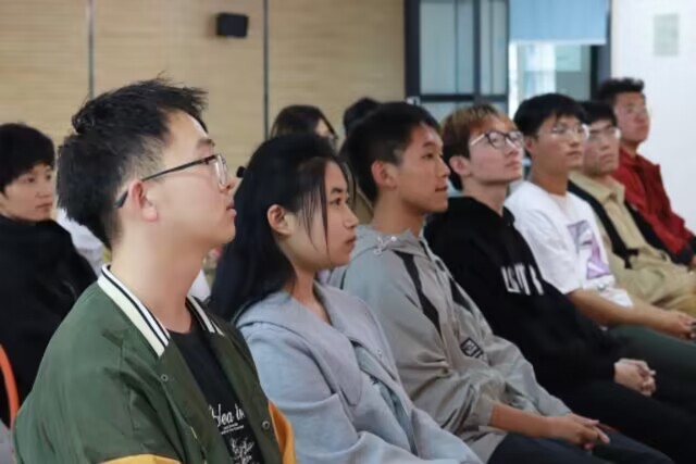 从“扎根”到“抽穗”:学生干部的成长之路——经济与管理学院主题教育讲座
