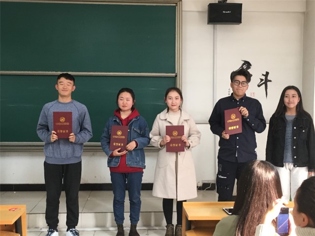 百“歌”齐放 “徽”洒青春——外语系2018级“班之魂 韵风采”班旗班徽班歌班训设计大赛