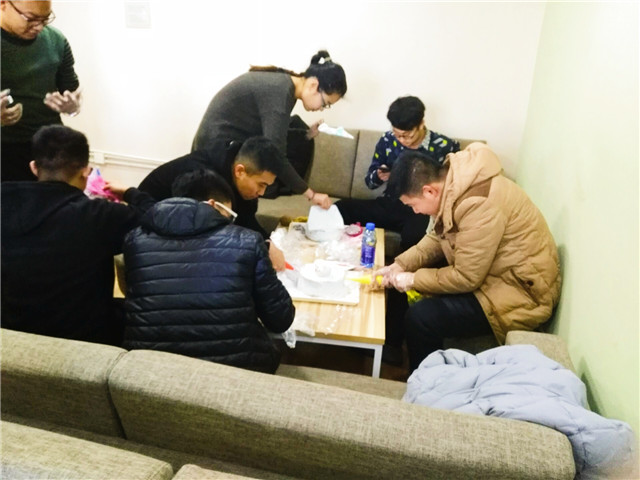 【完满班级】小月风来晚 戴云密遮星——机电工程系电气1604班“男女DIY蛋糕涂鸦”完满班级活动为冬季增添光彩