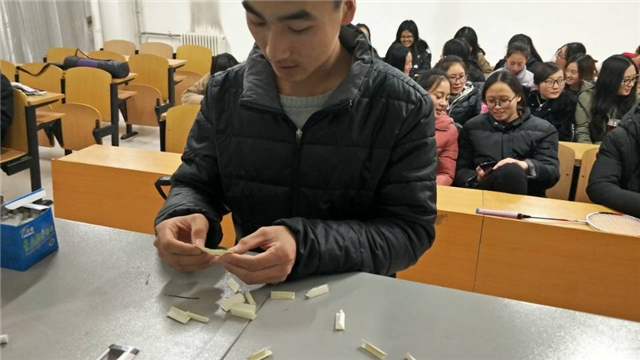 【完满班级】巧手打造废杂物  奇思妙想改新颜——淬炼商学院“创”享青春主题活动（二十三）