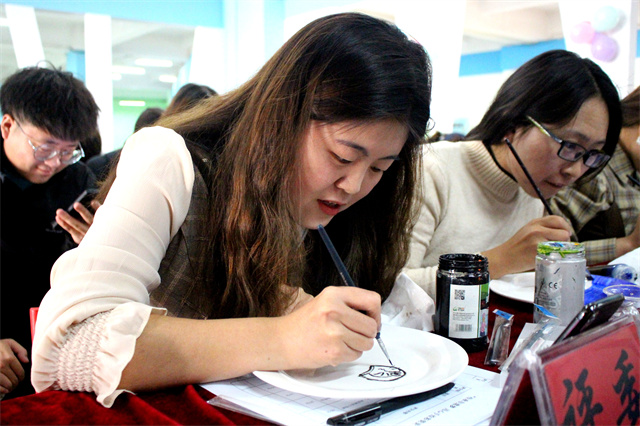 【1+1>2】缤纷彩瓷 精品手绘 在传统文化中沁润心灵——淬炼•国际商学院&智能工程学院联合举办活动