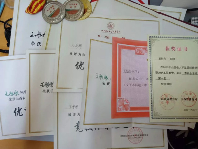 闪光的信院第240期:篮球场下 聆听她们的热爱与坚守