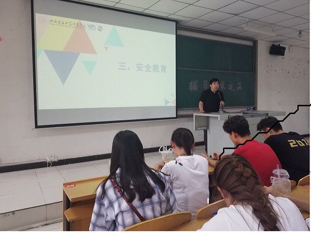 【辅导员说完满】“又是离别季 青春不迷茫”——艺术传媒学院2017级辅导员说完满