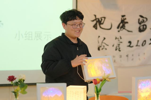 以纸为形 将千年灯光洒满人间——经管2102班纸雕制作活动