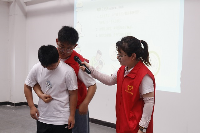 【三下乡】青春烛梦 爱心护航——食品与环境学院“青风环箕”乡村振兴实践团