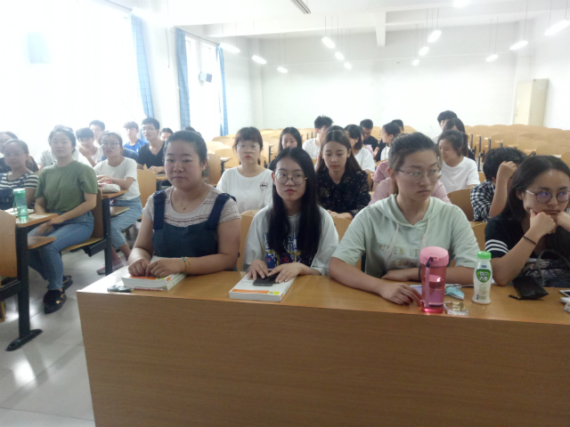 【完满班级】感恩是大事 孝道首先行——淬炼商学院完满班级主题活动（二十九）