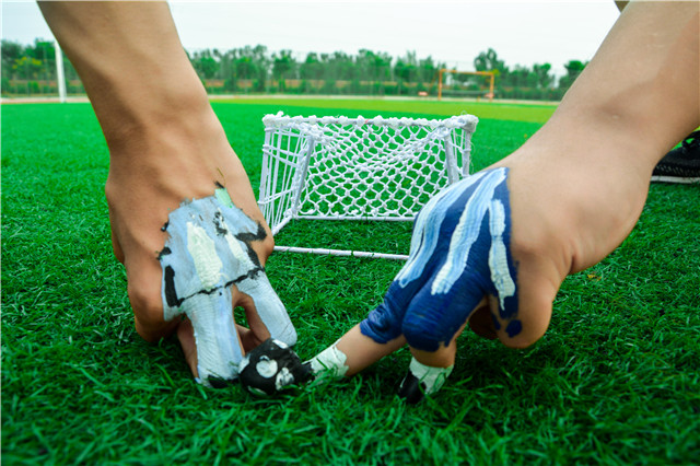 前行第159期:战况激烈 信院学子手绘百球火热引燃世界杯