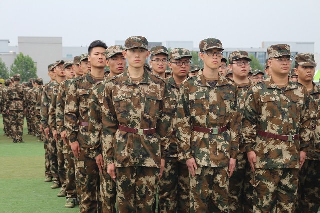 军训启航 青涩洗礼披正气——食品与环境学院2018级新生军训