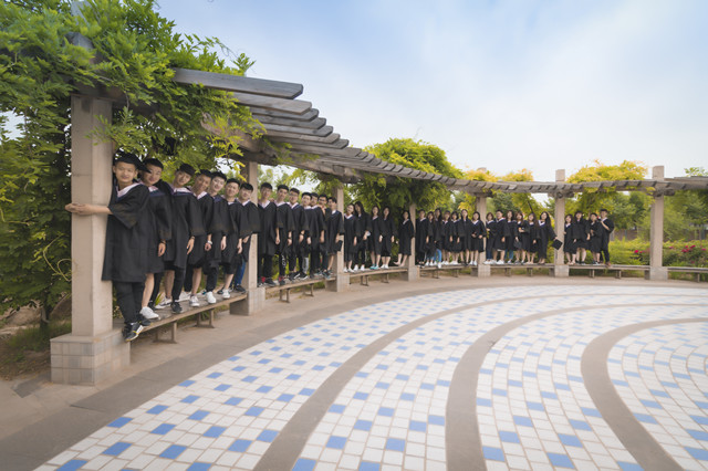 【完满班级】情谊在胶片中定格 我们一路引吭高歌——艺术传媒学院2014级环设1401班完满班级主题活动