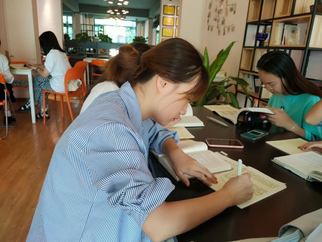 【完满班级】鉴名家书籍 学大咖品质——艺术传媒学院环设1901班大咖读书日