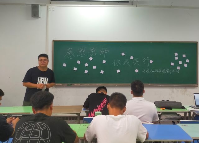 【完满班级】感恩恩师 你我共行——艺术传媒学院环设1902班祝福贺卡活动