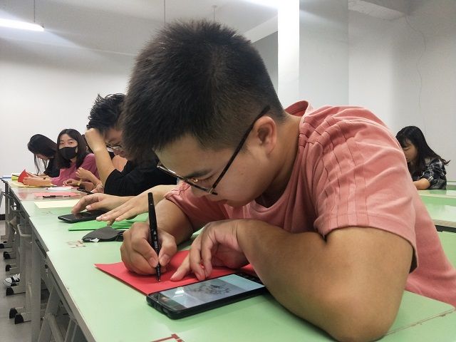 【完满班级】一生秉烛铸师魂——艺术传媒学院环设1601班举办“创意贺卡制作大比拼”完满班级活动