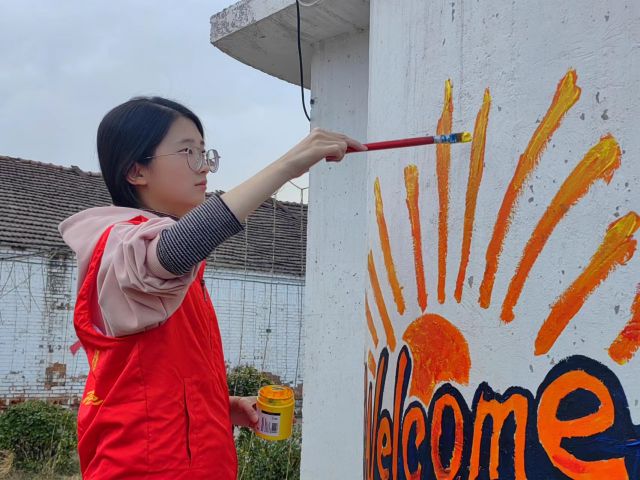 携绘多彩乡村 传扬青春力量——艺术传媒学院“太平庄公益慰问”专项志愿服务队