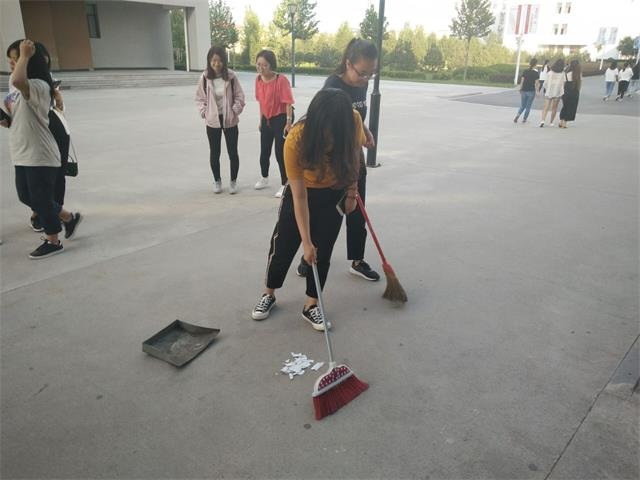 【完满班级】爱的清道夫——淬炼商学院“艺”动青春主题活动（三十六）