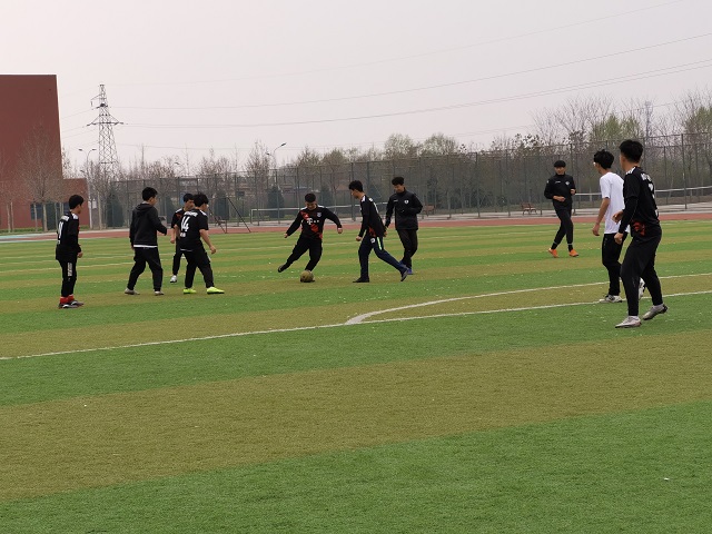 鼎足球场 快乐竞技——食品与环境学院第十届“冠军杯”男子足球年级对抗赛