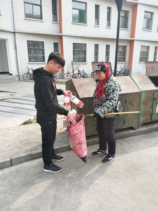 【完满班级】感恩奉献 与爱同行――信管1701班举办“学雷锋”爱心捐赠活动