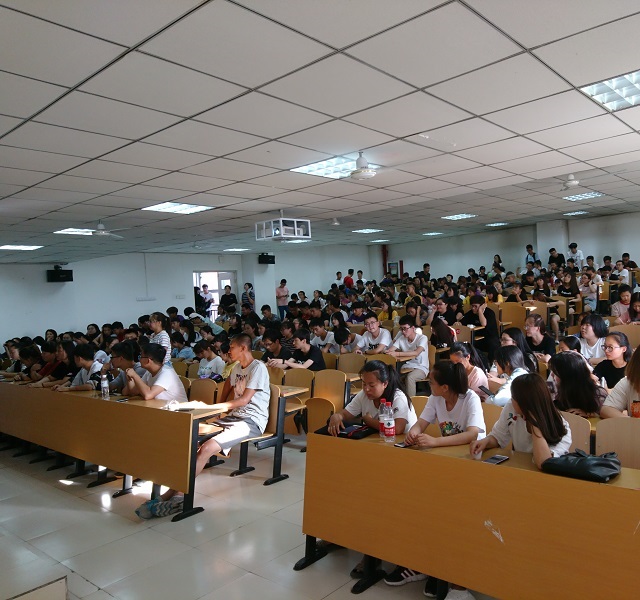 【辅导员说完满】披荆斩棘 前路无所畏惧——食品与环境学院举办2017级年级会