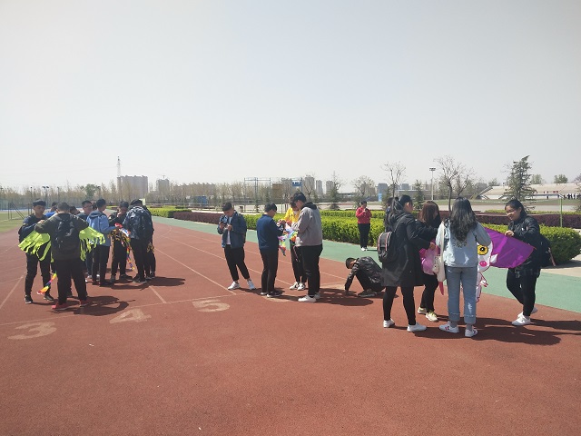 【完满班级】风筝满天飞 梦想共同筑——信工系网工1701班举办“游戏促交流,交流促进步”活动