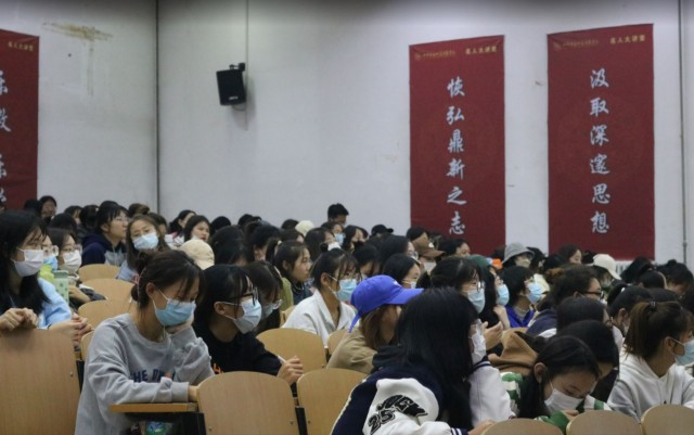 【辅导员说完满】青春越挺拔 时代越向前——商务英语学院2020级辅导员说完满