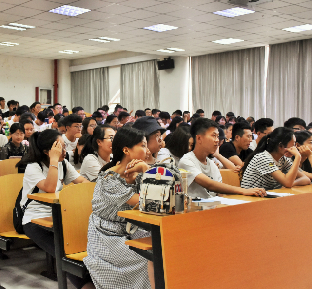 经验分享述成长 骨干再叙完满情——经济与管理学院干部培训大会第五期第八讲